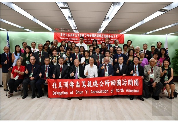 Minister Wu Hsin-hsing (middle, front row,) Jong Liang Chen (5th from left, front row) and members of the delegation from the Shun Yee Oak Tin Association took a group picture together.
