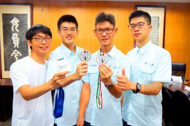 Students from Taichung First Senior High School display their gold and silver medals — won at International Science Olympiads in Israel, France and Hungary last month — at a news conference in Taichung on Wednesday./Photo courtesy of Taipei Times