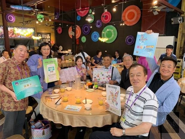 Overseas compatriots enthusiastically hold their OCC.
