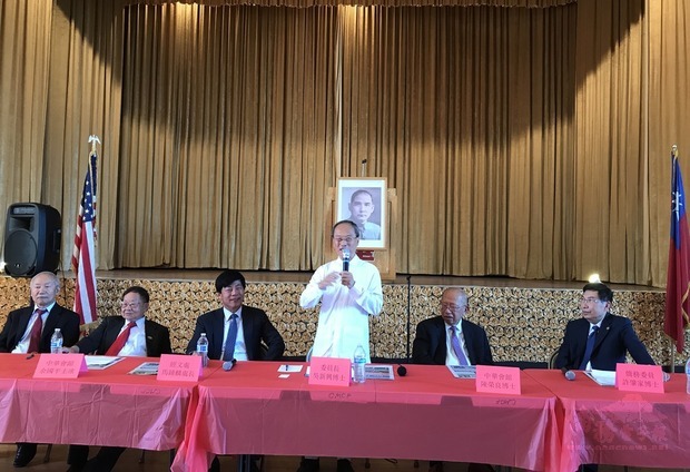 Minister Wu chaired a compatriot affairs consultation discussion to get an update on the current status of the local overseas community in Sacramento.
