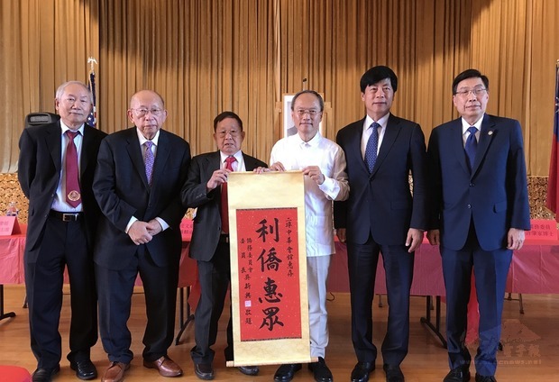 Minster Wu photographed with representatives of the local overseas community
