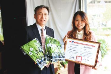 Pharmacist and Dr Plant Co CEO Huang Ming-fa, left, holds packages of low-potassium vegetables alongside company marketing manager Huang Hsiang-yu in Taipei on Thursday./Photo courtesy of CNA