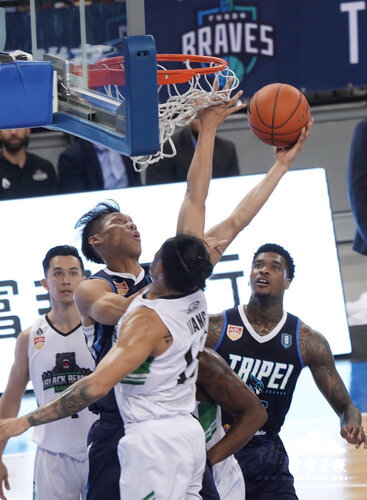 Lin Chih-chieh in the paint/Photo courtesy of CNA