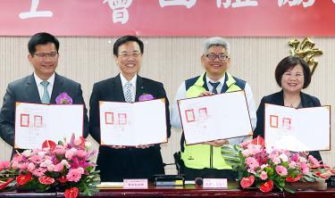 Lin Chia-lung, Chang Cheng-yuan, Chang Wen-cheng and
 Hsu Ming-chun hold a signed agreement at a news conference in Taipei yesterday. / Photo courtesy of CNA