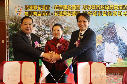 Hualien Mayor Wei Chia-hsien (right) and Morioka Mayor Hiroaki Tanifuji (left) / Photo courtesy of CNA