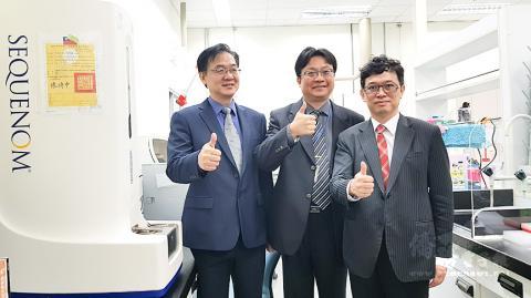 National Taiwan University Department of Clinical Laboratory Sciences and Medical Biotechnology professor Yu Sung-liang, center, and colleagues are pictured in the university’s pharmacogenomics laboratory in Taipei yesterday./Photo courtesy of CNA