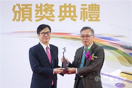Wu Yih-min (right) receives the Executive Yuan Award for Outstanding Science and Technology Contribution from Vice Premier Chen Chi-mai/Photo courtesy of CNA