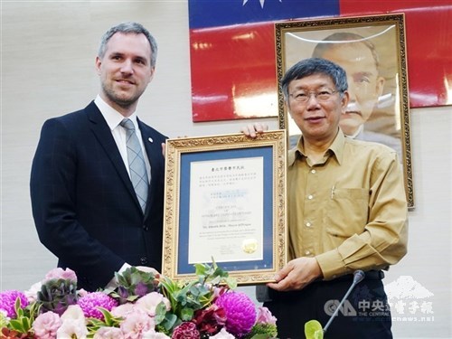 Prague Mayor Zdenek Hrib (left) and Taipei Mayor Ko Wen-je (right) met in Taipei in March/Photo courtesy of CNA