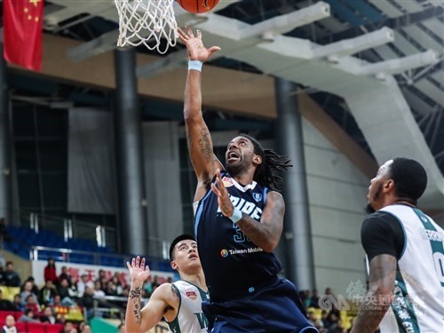 O.J. Mayo (center) / Photo courtesy of Taipei Fubon Braves