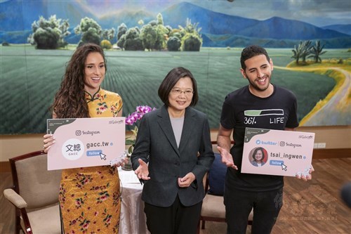 Alyne Tamir (left) and Nuseir Yassin (right) pose for a photo with President Tsai Ing-wen during their visit to the Presidential Office on Dec. 4./Photo courtesy of CNA