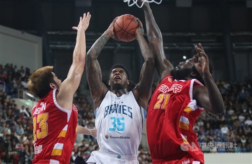 Taipei Fubon Braves forward Charles Garcia (center)