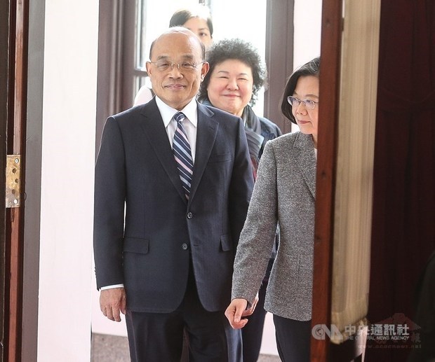 Premier Su Tseng-chang (left) and President Tsai Ing-wen (right)/ Photo courtesy of CNA