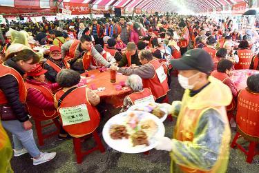 People attend a charity banquet for underprivileged groups in front of the Presidential Office Building in Taipei yesterday. / Photo courtesy of Taipei Times