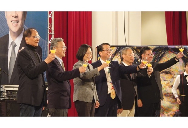 President Tsai (third from the left) attended the 2020 Appreciation Luncheon for Overseas Taiwanese, where she thanked overseas Taiwanese for preserving democracy in Taiwan. 