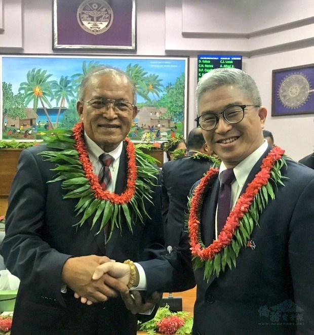 Deputy Foreign Minister Hsu Szu-chien (right) and Marshall Islands President David Kabua. Image taken from twitter.com/MOFA_Taiwan