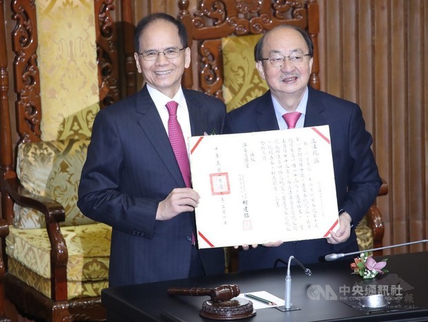 Newly-elected Legislative Speaker You Si-kun, left./Photo courtesy of CNA