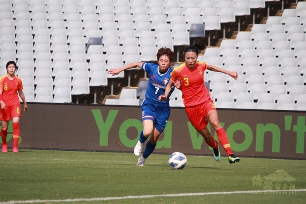 Taiwan's Chen Yen-ping (front, left) and China's defender Lin Yuping / Photo courtesy of the Chinese Taipei Football Association