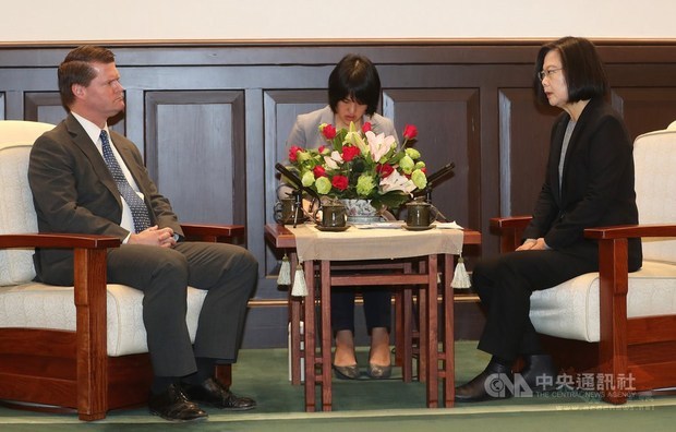 President Tsai Ing-wen (right) receives former U.S. assistant secretary of defense Randall Schriver at the Presidential Office Thursday. / Photo courtesy of CNA