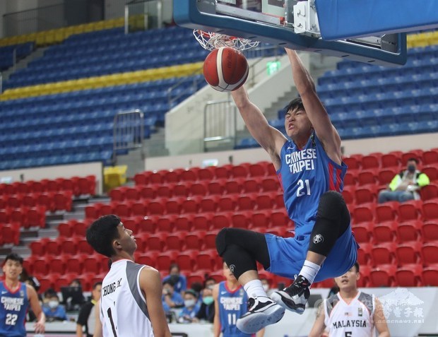 Taiwan center Tseng Hsiang-chun (front, right) makes a monster dunk over Malaysia center Soon Kang Chong (front, left)/Photo courtesy of CNA