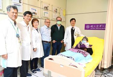 Taipei Veterans General Hospital oncologist Chen Yi-wei, second right, poses with a patient, right, a relative of the patient, third right, medical staff and members of National Tsing Hua University’s Boron Neutron Capture Therapy Center at the hospi