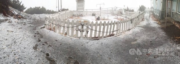 Snowfall is seen Thursday at the Yushan Weather Station.／Photo courtesy of CNA