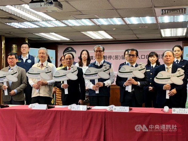 NIA and MOL officials with representatives of foreign offices in Taiwan/Photo courtesy of CNA