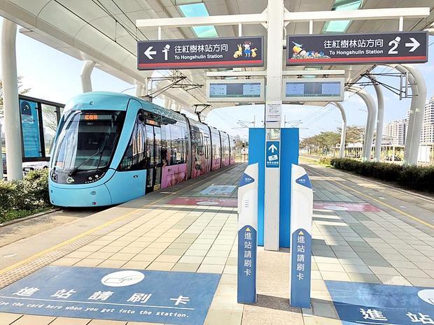 A streetcar stops at Hongshulin Station on the Danhai Light Rail Transit system’s Green Mountain Line in New Taipei City on Tuesday./Photo courtesy of CNA