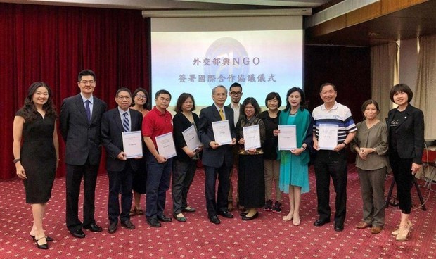 Scott Lai (seventh left), head of MOFA's Department of NGO International Affairs, and representatives of various NGOs in Taiwan. Photo courtesy of the MOFA.