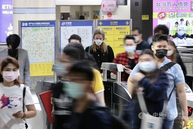 Scores of people entering a Taipei Metro station/Photo courtesy of CNA
