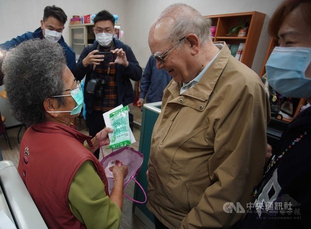An 83-year-old woman makes a NT$800 donation during a meeting with Father Giuseppe Didone. / Photo courtesy of CNA