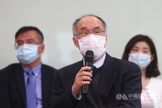 NHRI President Liang Kung-yee announces the prototype of a rapid diagnostic test for the COVID-19 coronavirus at a press conference on Wednesday.