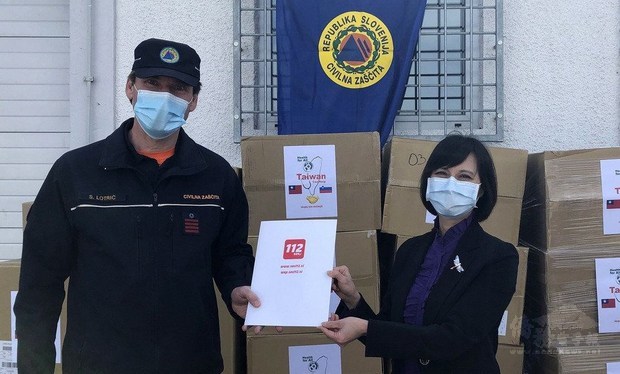 Vanessa Shih (right) presents the masks to Stanislav Lotric/ Photo courtesy of Taiwan's representative office in Austria
