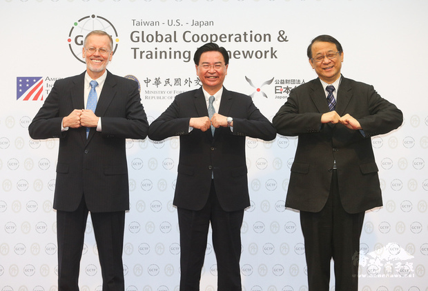 Minister of Foreign Affairs Joseph Wu (center), American Institute in Taiwan (AIT) Taipei Office Director Brent Christensen (left), and Hiroyasu Izumi, chief representative of the Japan-Taiwan Exchange Association.／Photo courtesy of CNA