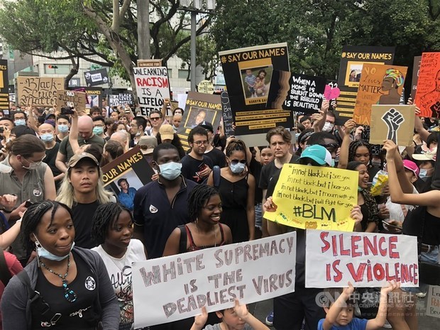 Some 500 Taiwanese and foreign nationals flocked to the 228 Peace Memorial Park in Taipei on Saturday to show their support for the global Black Lives Matter movement.(Photo courtesy of CNA)