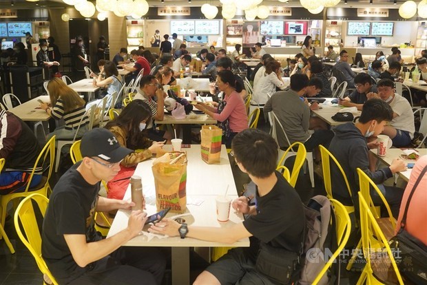 Diners at the food court at Taipei Main Station. /Photo courtesy of CNA