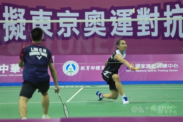 Tai Tzu-ying (right) plays against Lin Chia-hsuan. / Photo courtesy of CNA