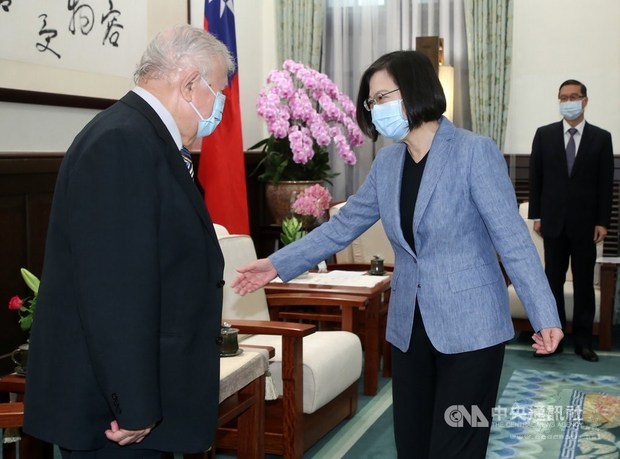 President Tsai Ing-wen (right) meet with outgoing Nicaraguan Ambassador William Manuel Tapia Aleman at the Presidential Office in Taipei on Thursday./ Photo courtesy of CNA