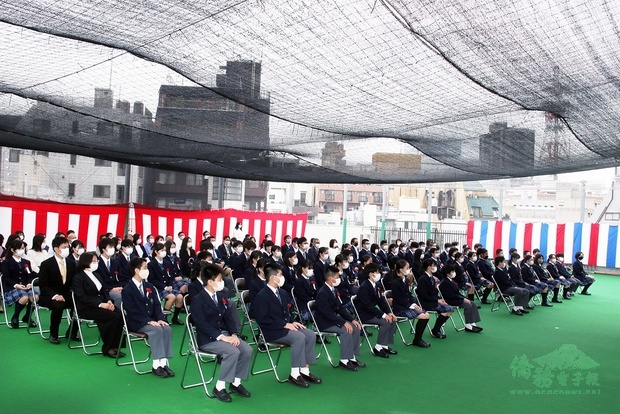 Yokohama Overseas Chinese School holds an entrance ceremony.