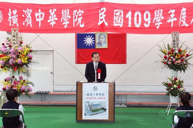 Principle Fong Yen-Kuo makes some opening remarks, encouraging the new crop of students to have an enjoyable and rewarding experience in school.