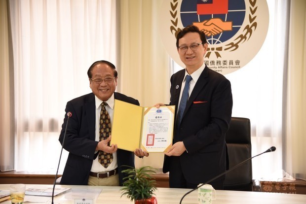 The Chairman of the Federation of Overseas Chinese Association presented a celebration invitation to Minister Tung.