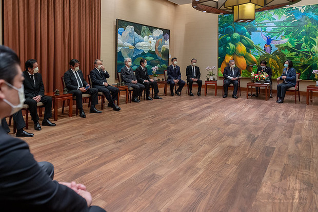 President Tsai meets with a Japanese delegation.