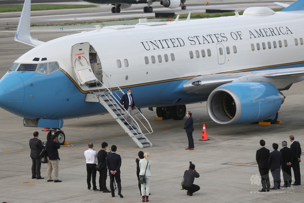 United States Secretary of Health and Human Services Alex Azar walks off the plane.／Photo courtesy of CNA