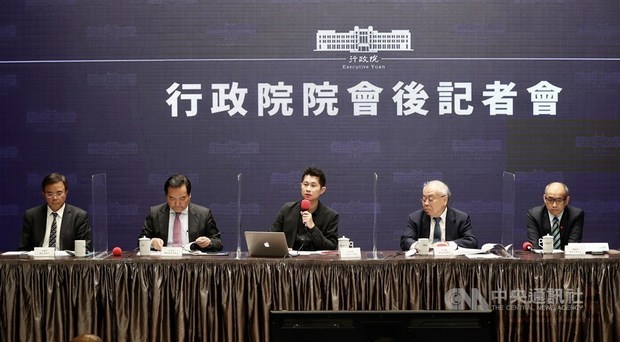 DGBAS Minister Chu Tzer-ming (second right) and senior officials at a press briefing after the Cabinet's weekly meeting. Photo courtesy of CNA