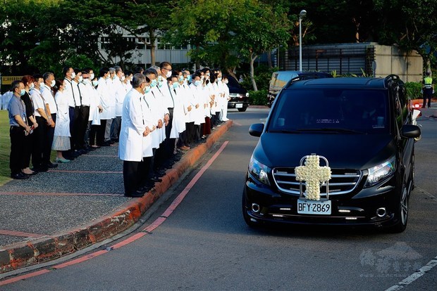 Hospital staff send off hearse carrying the body of late President Lee Teng-hui. Photo courtesy of CNA