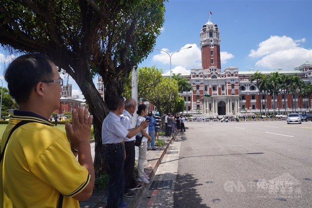 Members of the public stand in front of the Presidential Office to pay their respect. Photo courtesy of CNA