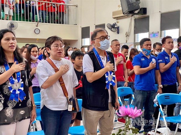 Manila Economic and Cultural Office Deputy Resident Representative Gilberto F. Lauengco (front, third left) leads the Ilocano community in singing the national anthem of the Philippines in Hsinchu on Sunday./ Photo courtesy of CNA