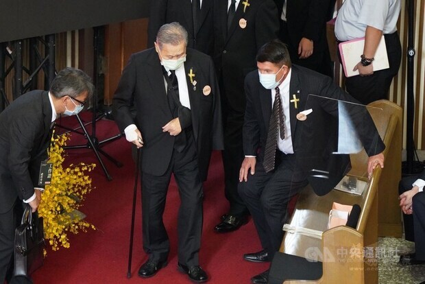 Former Japanese Prime Minister Yoshiro Mori (center) arrives to attend the memorial service at the chapel at Aletheia University in Tamsui, New Taipei, / CNA photo Sept. 19, 2020