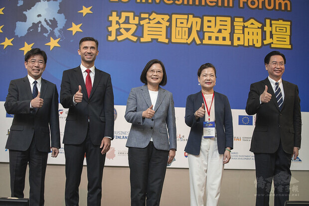 President Tsai poses for a photo with the EU Investment Forum 2020 attendees.