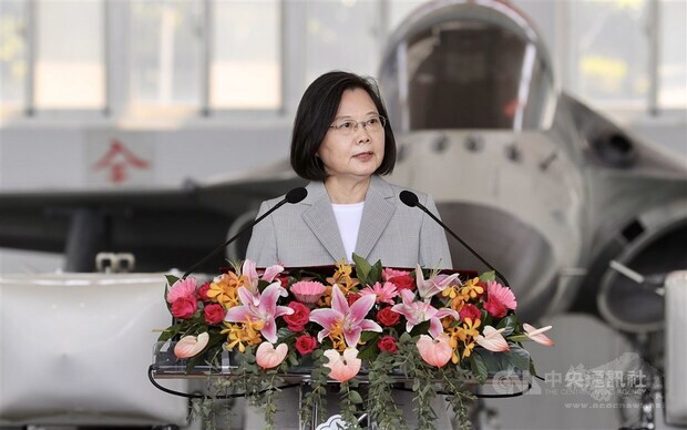 President Tsai Ing-wen speaks when inspecting an Air Force base in Penghu./ Photo courtesy of CNA