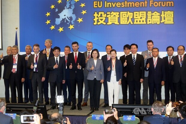 President Tsai Ing-wen (front, center) and Filip Grzegorzewski (front, in red tie), head of the European Economic and Trade Office./ Photo courtesy of CNA